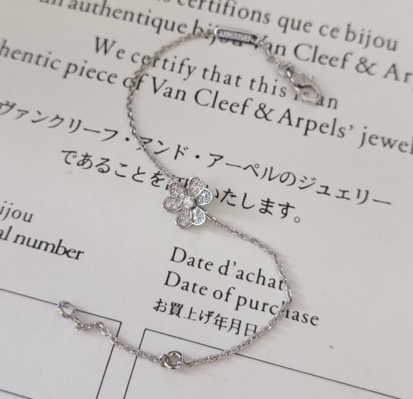 Van Cleef & Arpels Frivole Clover Diamond Bracelet Replica view