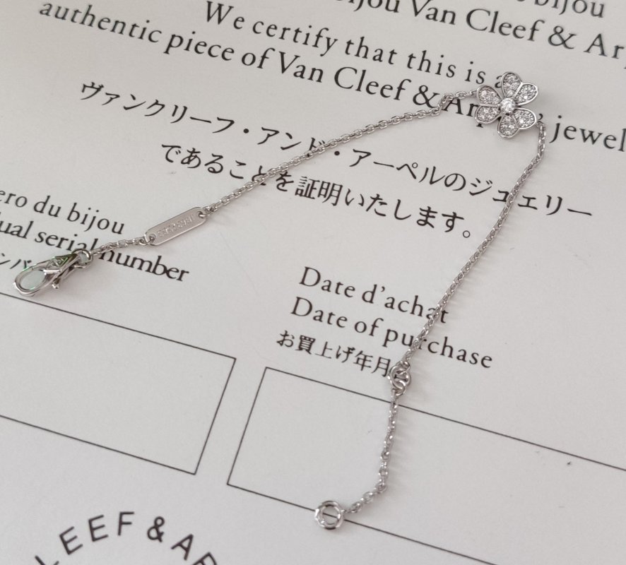Van Cleef & Arpels Frivole Clover Diamond Bracelet Replica view