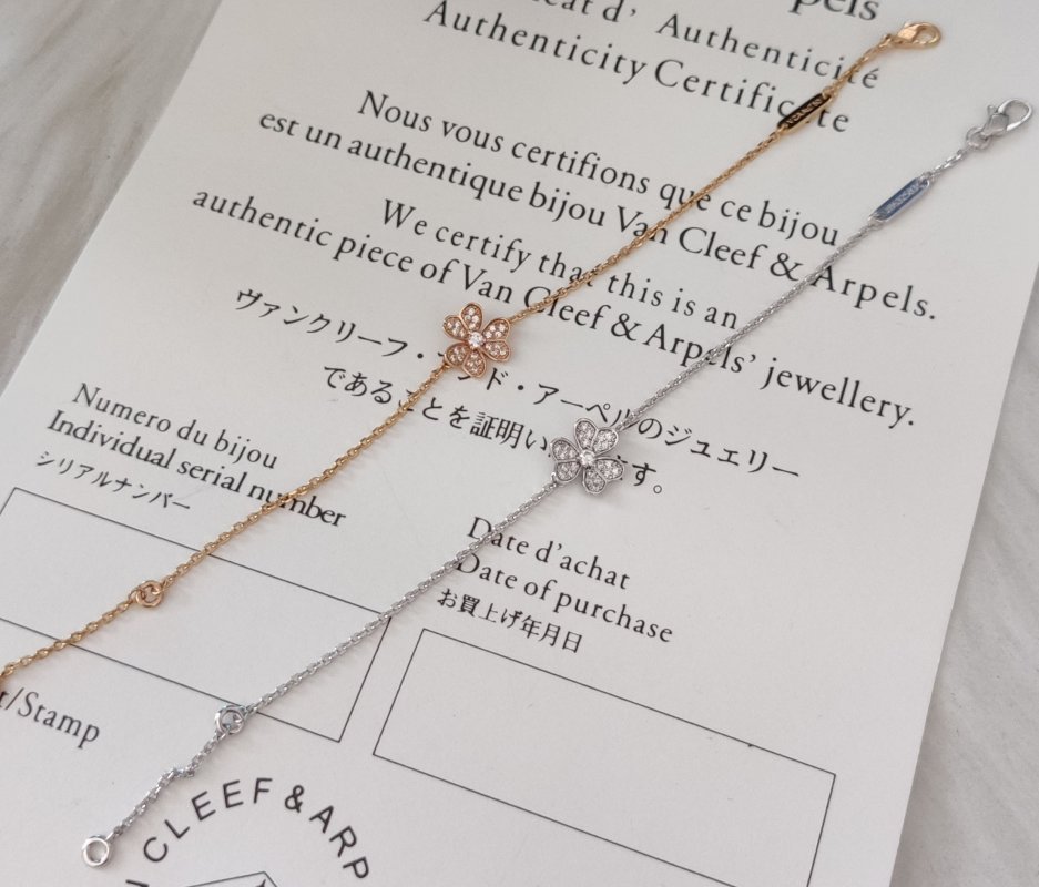 Van Cleef & Arpels Frivole Clover Diamond Bracelet Replica view