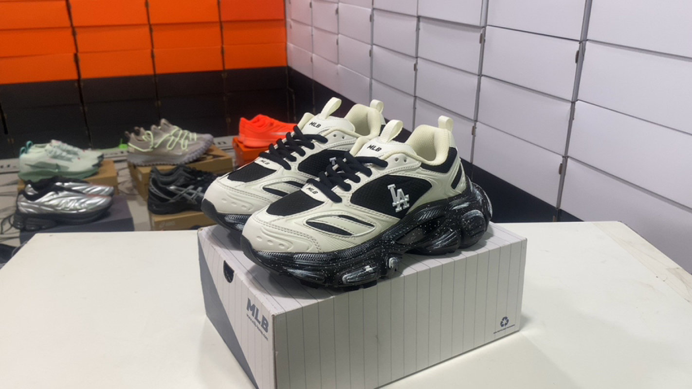 MLB Chunky Liner New York Yankees Black White Chunky Dad Sneaker