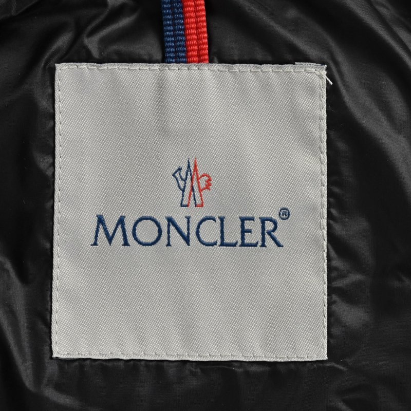 Moncler GISORS Women's Quilted Puffer Jacket Black view