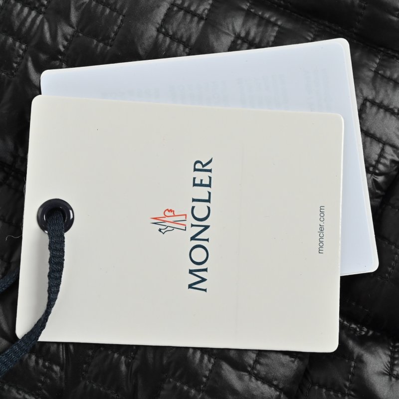 Moncler GISORS Women's Quilted Puffer Jacket Black view