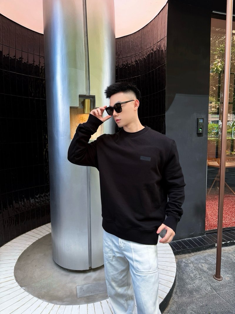 The North Face Essential Crewneck Sweatshirt Black view