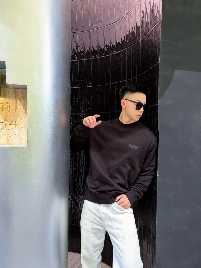 The North Face Essential Crewneck Sweatshirt Black view