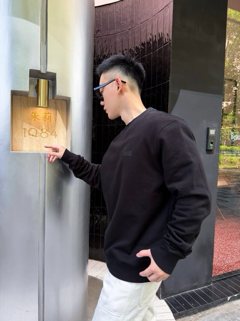 The North Face Essential Crewneck Sweatshirt Black view