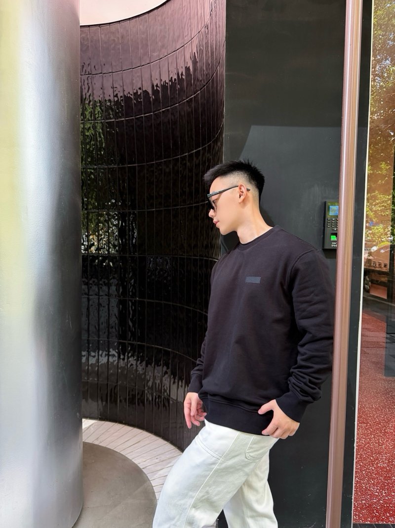 The North Face Essential Crewneck Sweatshirt Black view