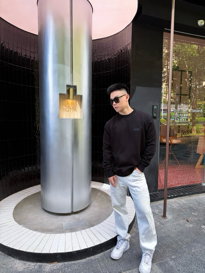 The North Face Essential Crewneck Sweatshirt Black view