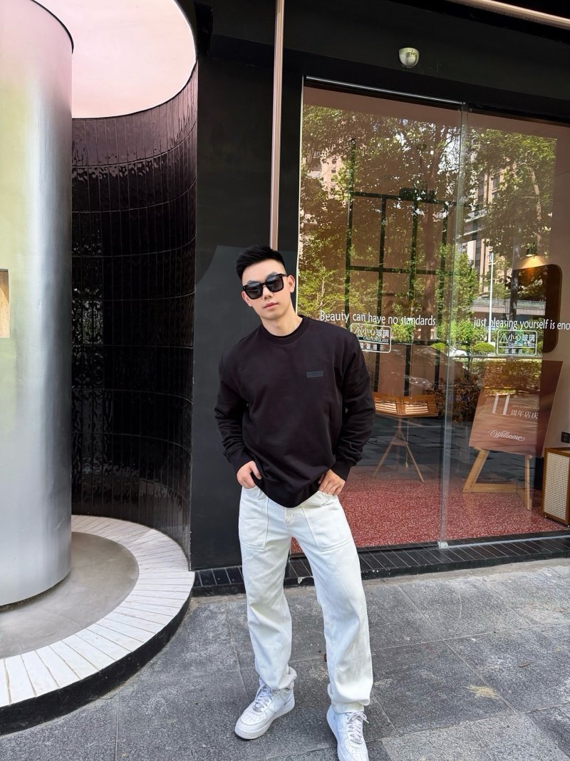 The North Face Essential Crewneck Sweatshirt Black view