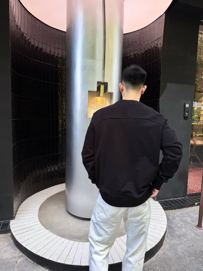 The North Face Essential Crewneck Sweatshirt Black view