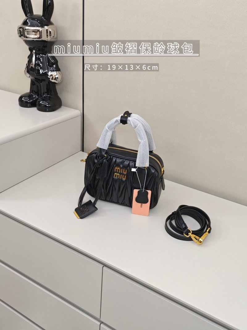 Gucci Marmont Small Shoulder Bag White view