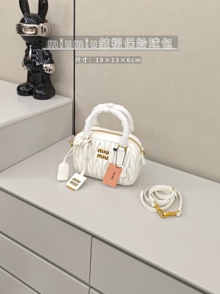 Gucci Marmont Small Shoulder Bag White view 9