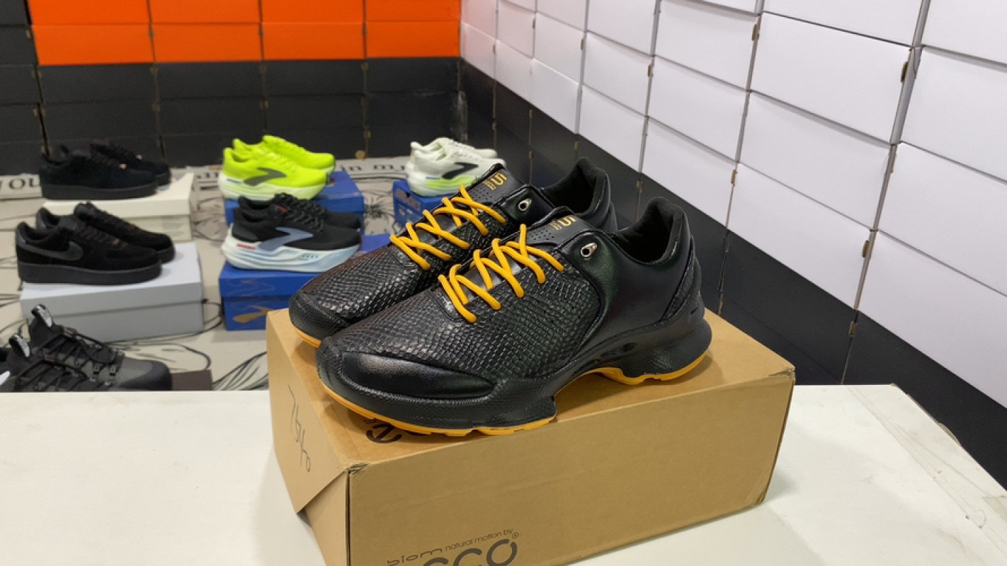 Ecco Biom Low-Top Casual Sport Shoe Black Yellow