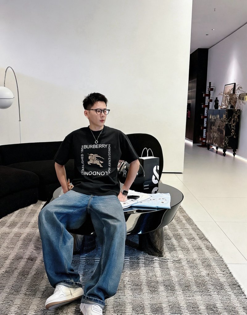 Burberry EQT Logo Black T-Shirt Replica view
