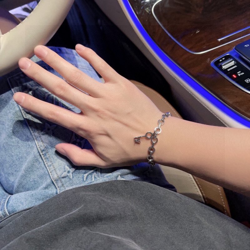 Louis Vuitton LV Charm Silver Chain Bracelet Replica view