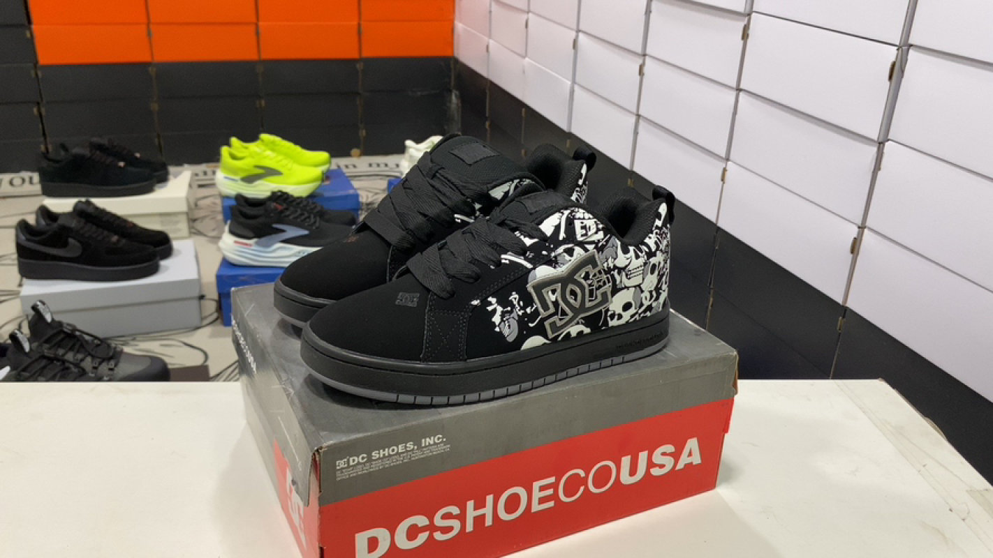 DC Shoes Court Graffiti Black White Graffiti Low Top Skate Sneaker