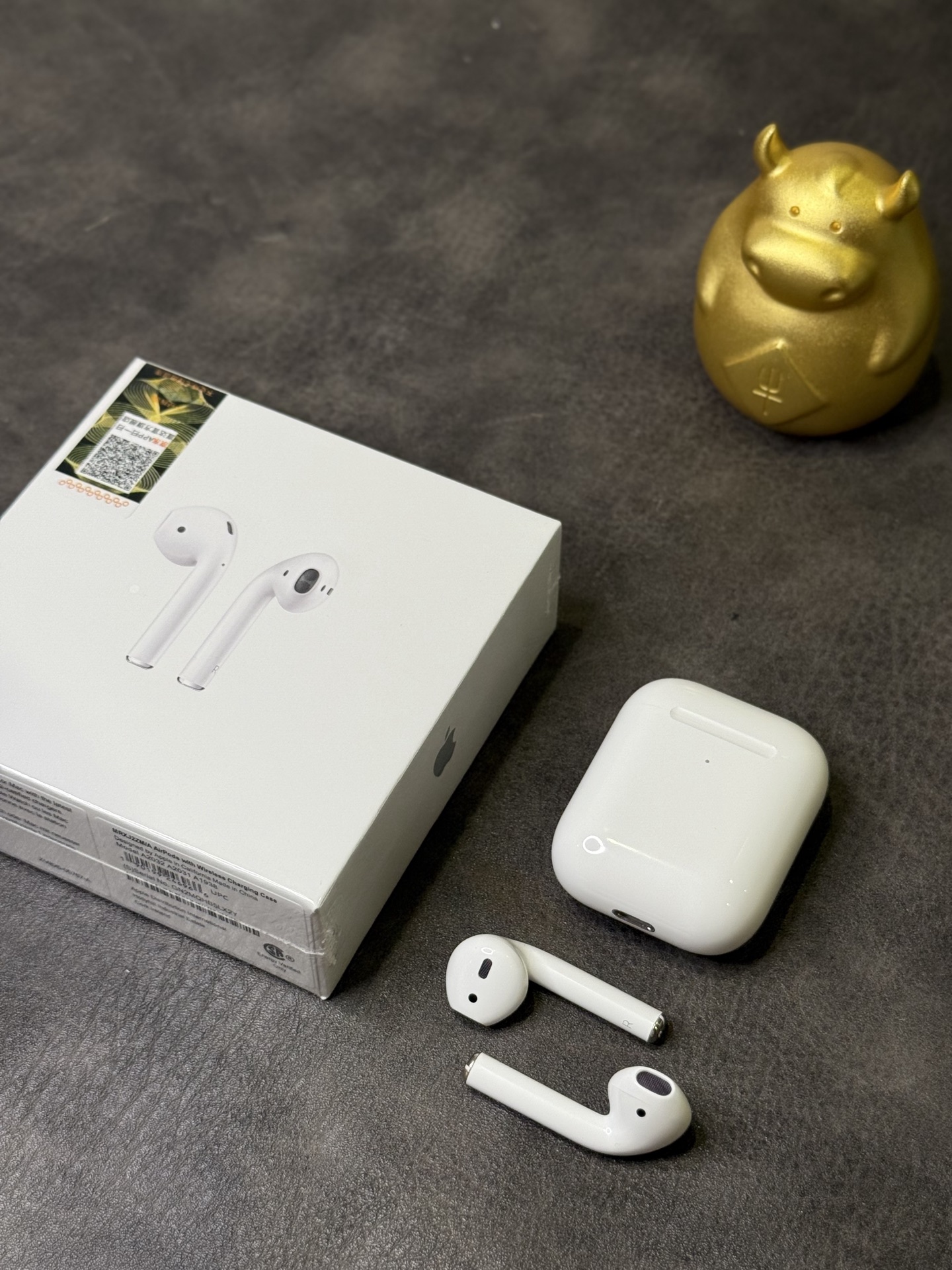Apple AirPods 2nd Generation with Charging Case view