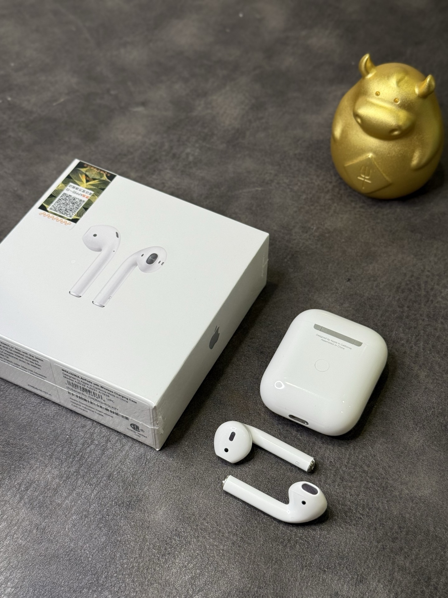 Apple AirPods 2nd Generation with Charging Case view