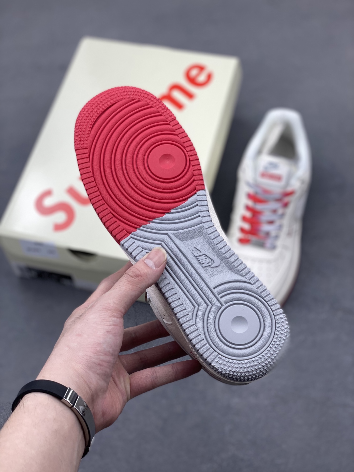 Nike Air Force 1 07 Low Supreme White Red Light Grey view