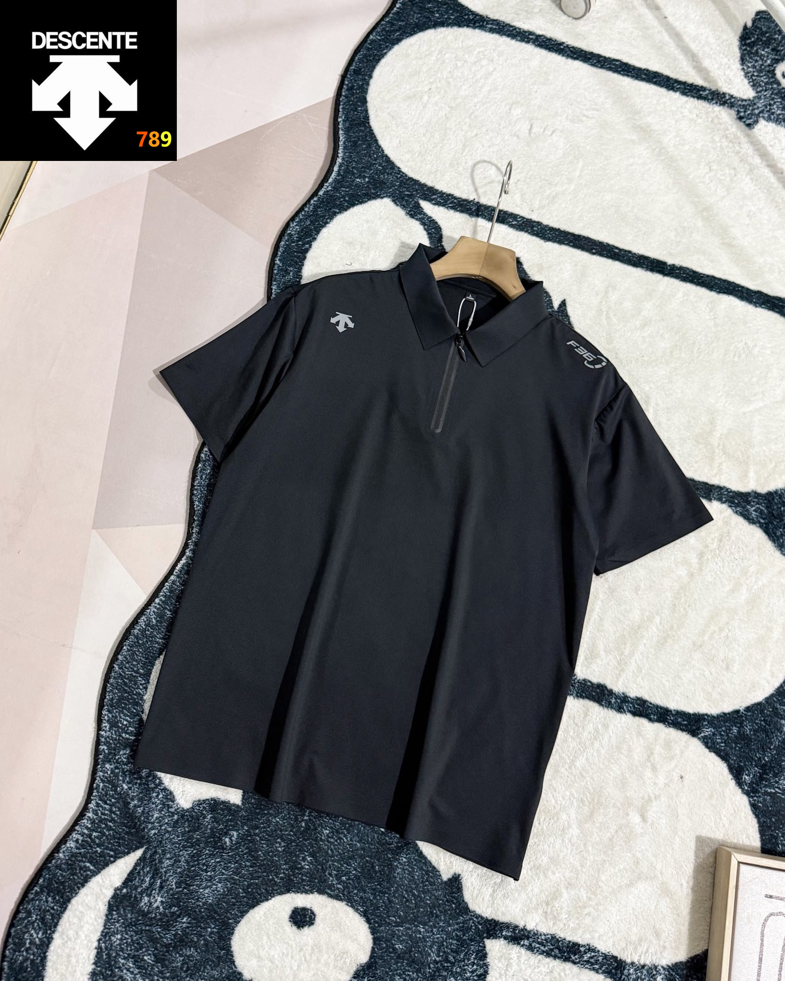 Descente Golf Series Half-Zip Ice-Silk Polo Shirt Black / Grey view