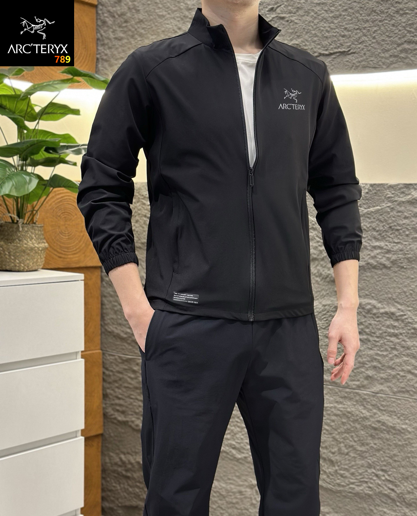Arc'teryx Men's Black Lightweight Jacket