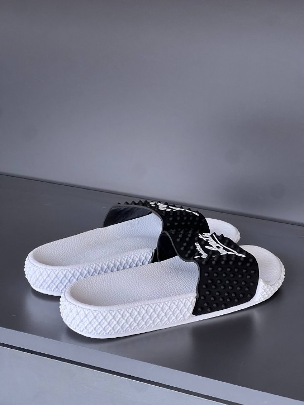 Louis Vuitton Sneakers — 00921 view