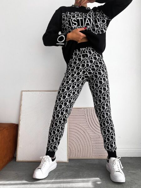 Apparel — TGAw7kpiz7BQ view 4
