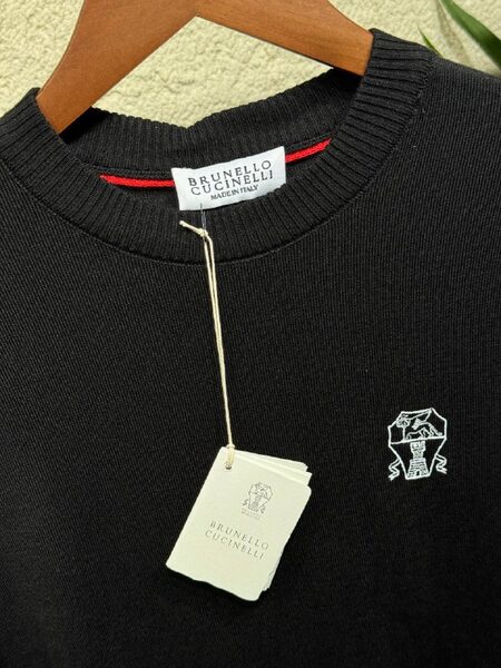 Apparel — TGNsO0oRYKm3 view 4