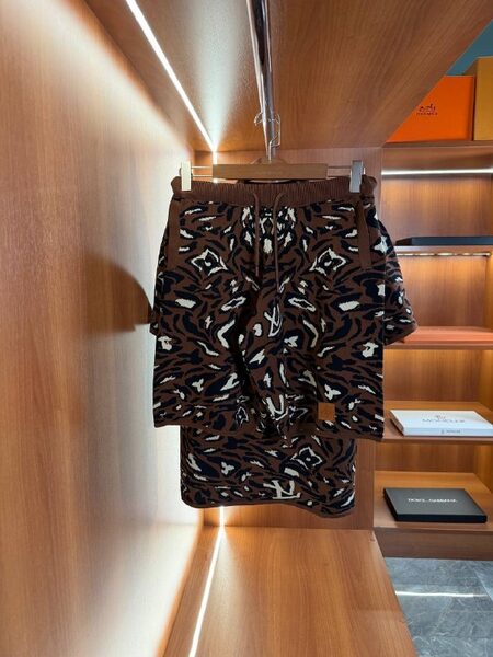 Apparel — TGOjtxkAwAyo view 2