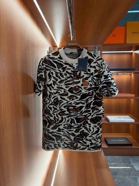 Apparel — TGOjtxkAwAyo view 3