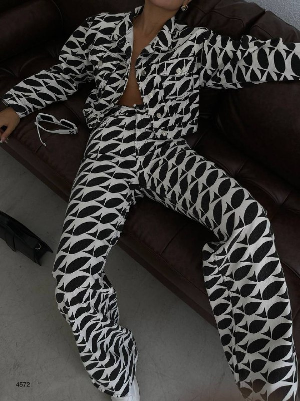 Apparel — TGZ7BcBmG_iR view