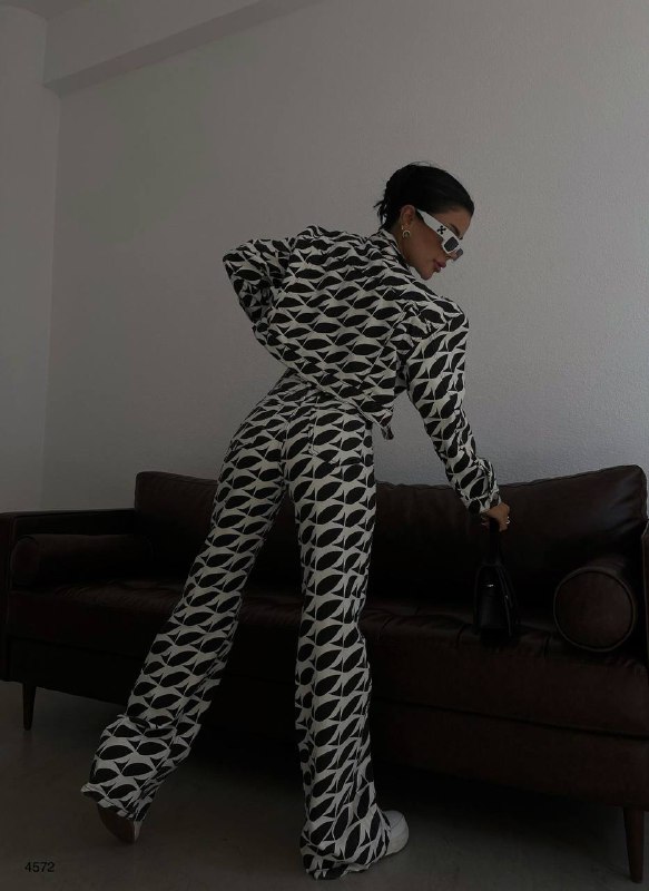 Apparel — TGZ7BcBmG_iR view