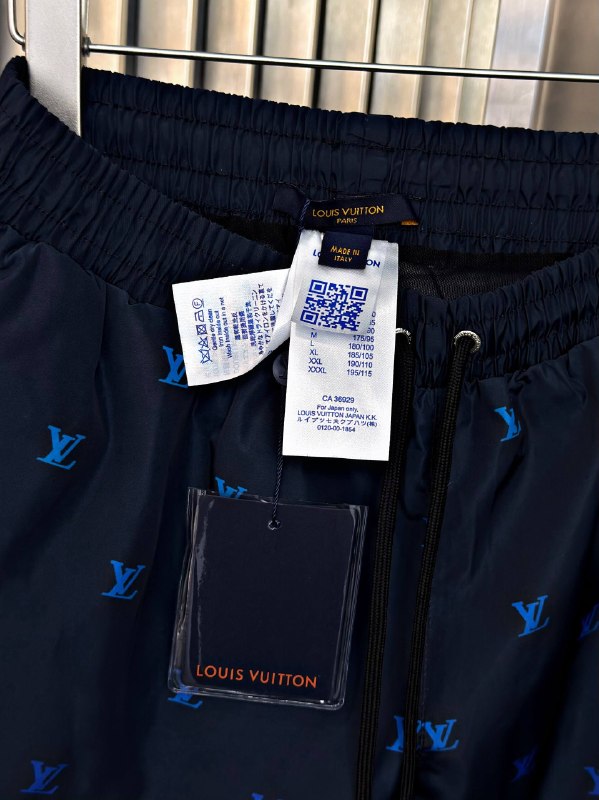 Apparel — TGf1cIBpiva7 view
