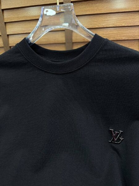 Apparel — TGlK6aXEiWFa view 2