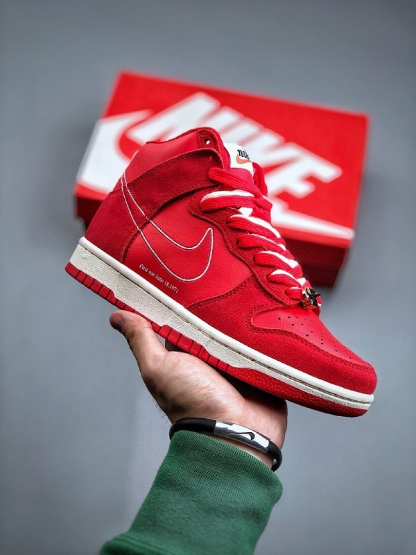 Nike SB Dunk High First Use University Red
